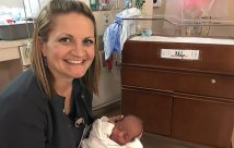 Gabby Kompare obtiene la certificación de fisioterapeuta neonatal